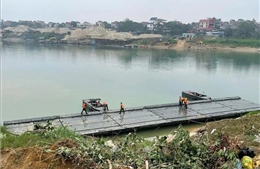 Khẩn trương lắp đặt cầu phao qua sông Lô phục vụ nhân dân đón Tết 