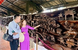 'Bảo tàng' gỗ lũa giữa dòng sông Tiền