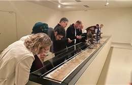 Israel lần đầu trưng bày cuốn Kinh Thánh cổ 2.100 tuổi