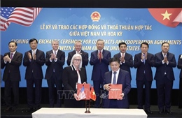 Tổng Bí thư chứng kiến lễ ký và trao các thoả thuận hợp tác giữa Việt Nam và Hoa Kỳ