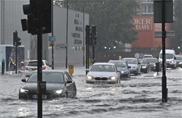 Anh ban hành hàng trăm cảnh báo lũ lụt do mưa lớn kéo dài