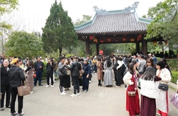 Du Xuân, lễ chùa tạo bứt phá cho du lịch tâm linh