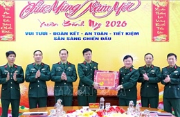 Thăm, chúc Tết các gia đình chính sách, cán bộ, chiến sĩ và các phóng viên