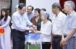 Chủ tịch Quốc hội tặng quà cho hộ nghèo, công nhân lao động tại thành phố Cần Thơ