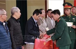 Thăm hỏi, tặng quà các gia đình cán bộ, chiến sĩ và người dân dịp Tết