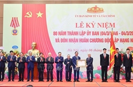 Ủy ban Kinh tế và Tài chính của Quốc hội đón nhận Huân chương Độc lập hạng Nhì
