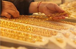 Giá vàng và bạc thế giới tăng mạnh trong tháng 2/2026