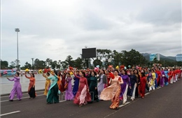 Hơn 500 hội viên phụ nữ đồng diễn, diễu hành áo dài