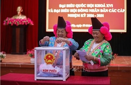 Đồng bào các dân tộc gửi gắm niềm tin qua lá phiếu