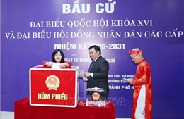 Chủ tịch Ủy ban Trung ương MTTQ Việt Nam bỏ phiếu bầu cử tại phường Xuân Đỉnh, Hà Nội