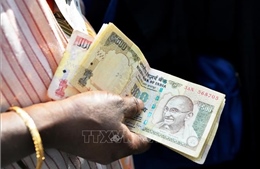 Đồng rupee của Ấn Độ chạm mức thấp kỷ lục do lo ngại giá dầu leo thang