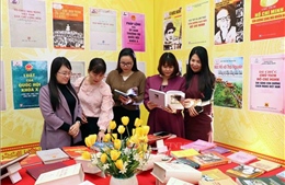 Khai trương không gian trưng bày sách, báo tuyên truyền về bầu cử