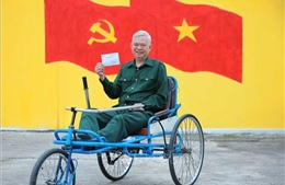 Các cử tri Trung tâm Điều dưỡng Thương binh Thuận Thành thực hiện quyền công dân