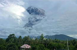 Núi lửa Dukono phun trào liên tiếp, Indonesia cảnh báo nguy cơ tro bụi lan rộng