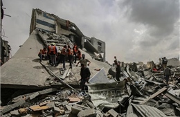 Đụng độ và không kích trại tị nạn tại Dải Gaza, nhiều người thương vong