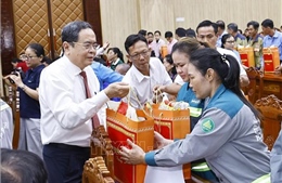 Chủ tịch Quốc hội thăm, tặng quà công nhân, người lao động khó khăn tại tỉnh An Giang