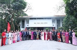 Kiều bào hướng về cội nguồn, dâng hương tưởng niệm các Vua Hùng