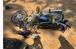 Mô tô chở 3 tông vào gốc cây khiến 2 người tử vong