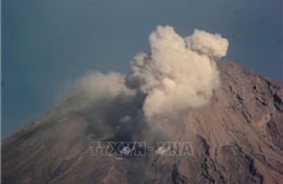 Hai núi lửa đồng loạt phun trào tại Indonesia