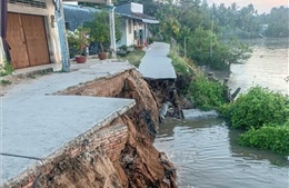 Sạt lở nghiêm trọng bờ sông ở Cần Thơ khiến giao thông bị chia cắt