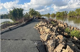 Giao thông bị chia cắt cục bộ do tuyến đường liên xã sụp lún hàng chục mét