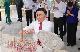 Thường trực Ban Bí thư dâng hương tưởng niệm Tổng Bí thư Trần Phú tại Hà Tĩnh
