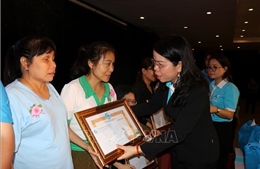 Tôn vinh những 'vầng trăng khuyết' tỏa sáng giữa đời thường