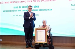 Nguyên Phó Chủ tịch nước Nguyễn Thị Bình nhận Huân chương Ngôi sao Công trạng