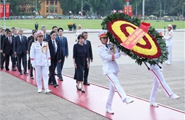 Thủ tướng Nhật Bản đặt vòng hoa viếng Chủ tịch Hồ Chí Minh và Đài tưởng niệm các Anh hùng liệt sỹ