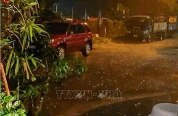 Hà Nội: Mưa đá bất ngờ tối 2/5, cảnh báo dông lốc diện rộng