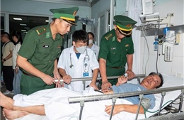Phối hợp tiếp nhận, đưa ngư dân tàu gặp nạn vào cơ sở y tế điều trị