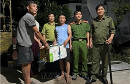 Phát hiện trăn hoang dã bên đường, người dân giao nộp cho các cơ quan chức năng