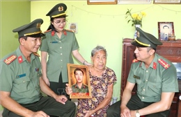 'Bức ảnh tri ân' làm ấm lòng thân nhân liệt sĩ