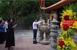 Các đồng chí lãnh đạo Quốc hội dâng hương tại Hang tám Thanh niên xung phong