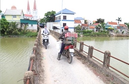 Nghệ An: Cầu Hồng Phong xuống cấp nghiêm trọng nhưng người dân vẫn lưu thông