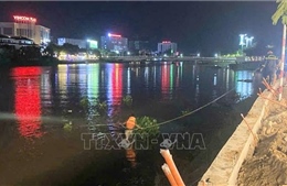 Khẩn trương tìm kiếm người đuối nước mất tích trên rạch Long Xuyên