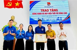Trao Huy hiệu 'Tuổi trẻ dũng cảm' cho nam sinh cứu người đuối nước