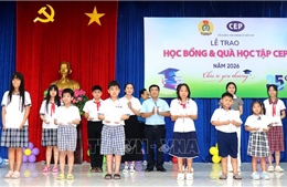 Trao 81 suất học bổng và 200 phần quà cho học sinh có hoàn cảnh khó khăn