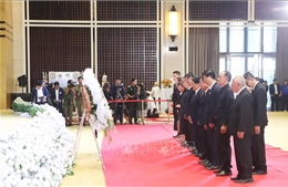Các hội, đoàn người Việt Nam tại Lào viếng đồng chí Xaysomphone Phomvihane