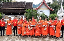 Thanh niên Việt Nam gửi trao tình cảm và tình hữu nghị tới người dân địa phương Lào