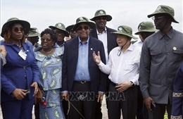 Hai Chủ tịch Quốc hội Việt Nam và Côte d’Ivoire thăm cánh đồng lúa triển vọng ở Cần Thơ
