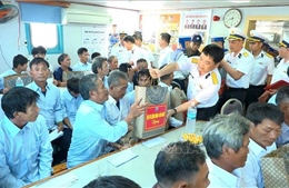 Bàn giao 33 ngư dân gặp nạn trên biển cho gia đình