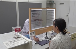 Màn hình phiên dịch trong suốt, thu hẹp rào cản ngôn ngữ tại các nhà ga Tokyo
