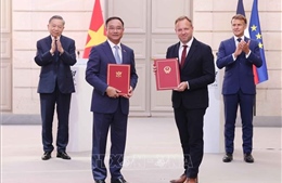 Tổng Bí thư, Chủ tịch nước Tô Lâm và Tổng thống Pháp chứng kiến trao văn kiện hợp tác giữa hai nước