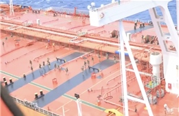 Video Thủy quân Lục chiến Mỹ rầm rập lên siêu tàu chở dầu thô M/T Tifani liên hệ với Iran