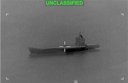 Quân đội Mỹ công bố video tấn công làm tàu sân bay chở UAV của Iran cháy ngùn ngụt