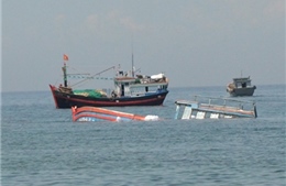 Cà Mau: Kịp thời ứng cứu nhiều ngư dân gặp nạn trên biển vì sóng to, gió lớn