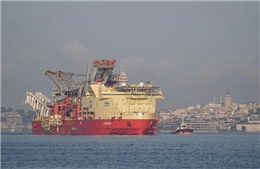 Tàu khổng lồ đi qua khiến hoạt động hàng hải ở eo biển Bosphorus bị đình chỉ