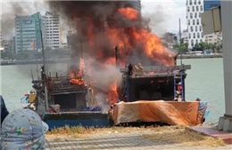 Đà Nẵng: Hai tàu cá cháy dữ dội khi đang neo đậu trên sông Hàn
