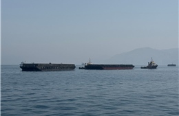Tổng thống Trump công bố về ‘tuyến cao tốc ở Hormuz’; tàu Iran đầu tiên qua Vịnh Oman